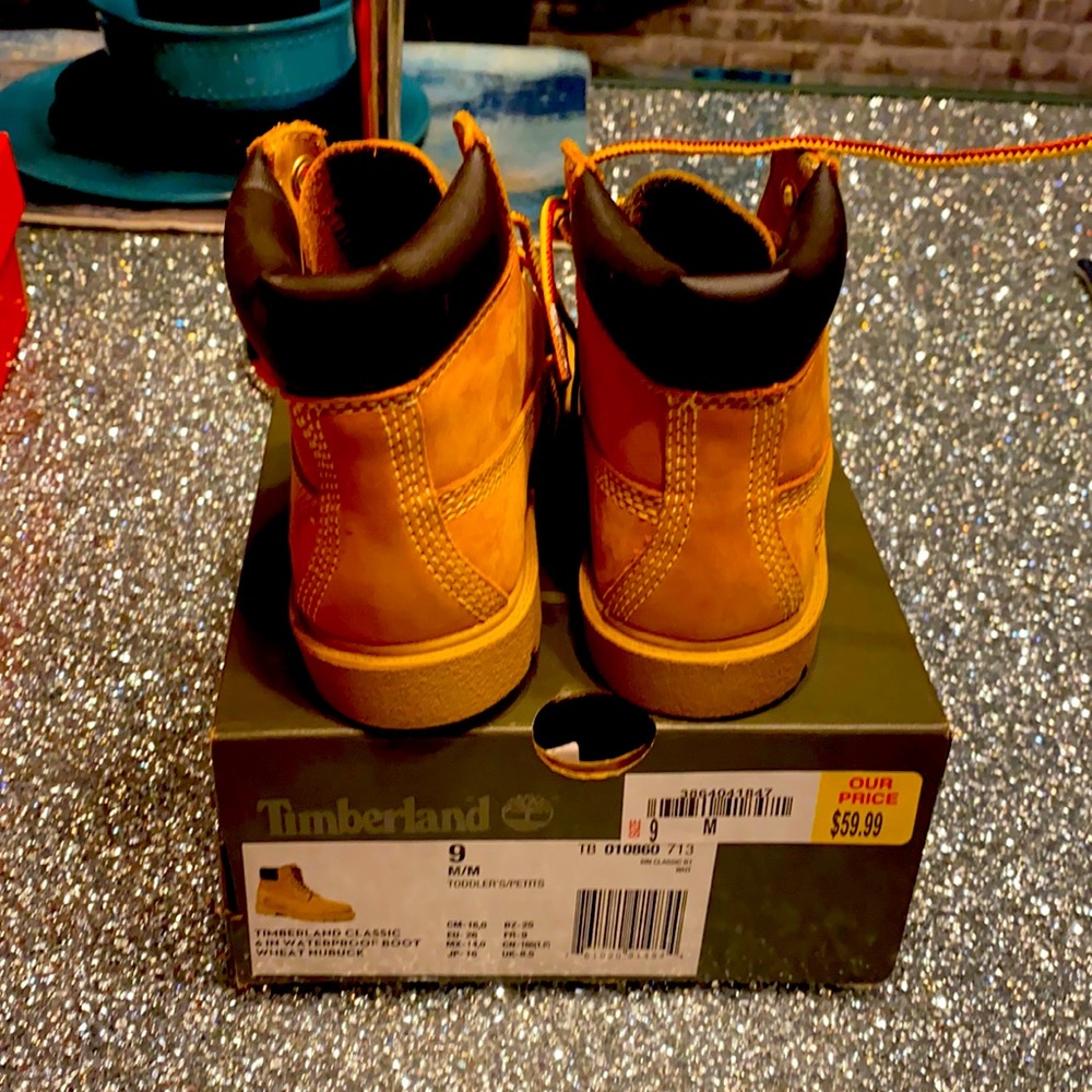 TIMBERLAND CLASSIC SIZE 9.  SOLD
